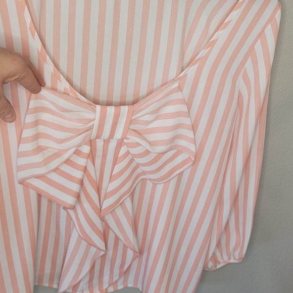 Striped top with back bow derail - Picture 10 of 11